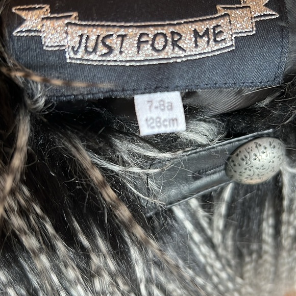 Black Vest, size 7-8, great consition. - Picture 6 of 6